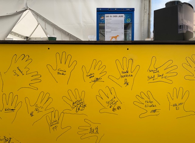 Empreintes de mains des auteurs au festival du polar de Concarneau Le Chien Jaune