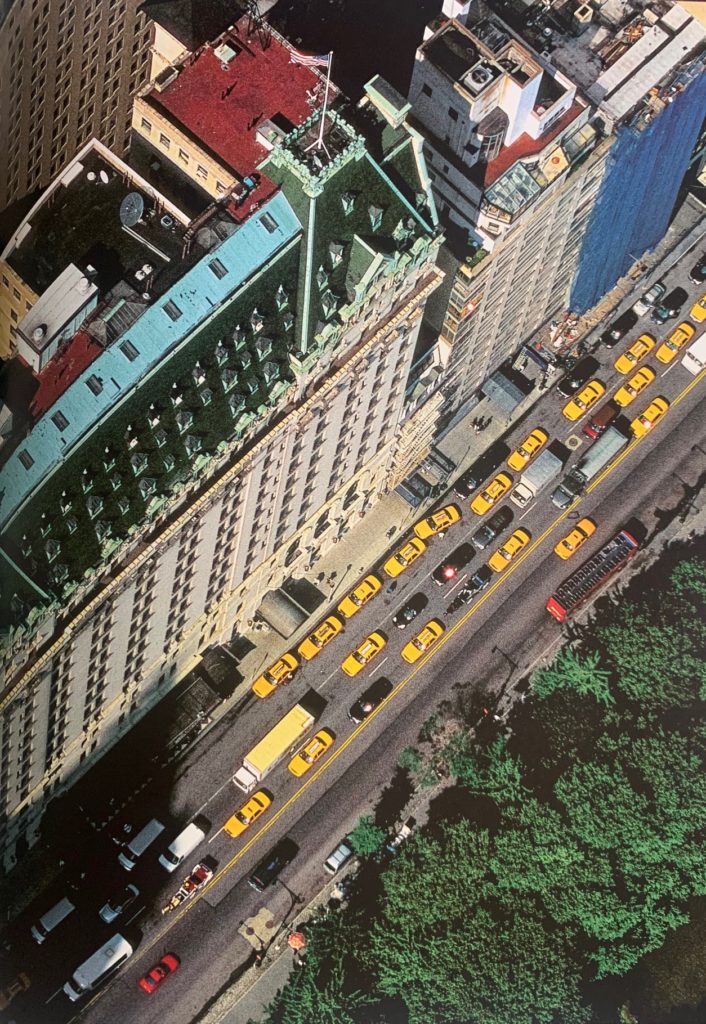 Scrapbook des Fleurs jumelles, Vue aérienne d’une avenue de New York embouteillée de taxis jaunes